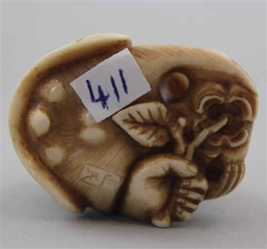 A Japanese ivory netsuke of a monkey viewing an insect through a magnifying glass, signed Masatami, Edo period, 3.6cm